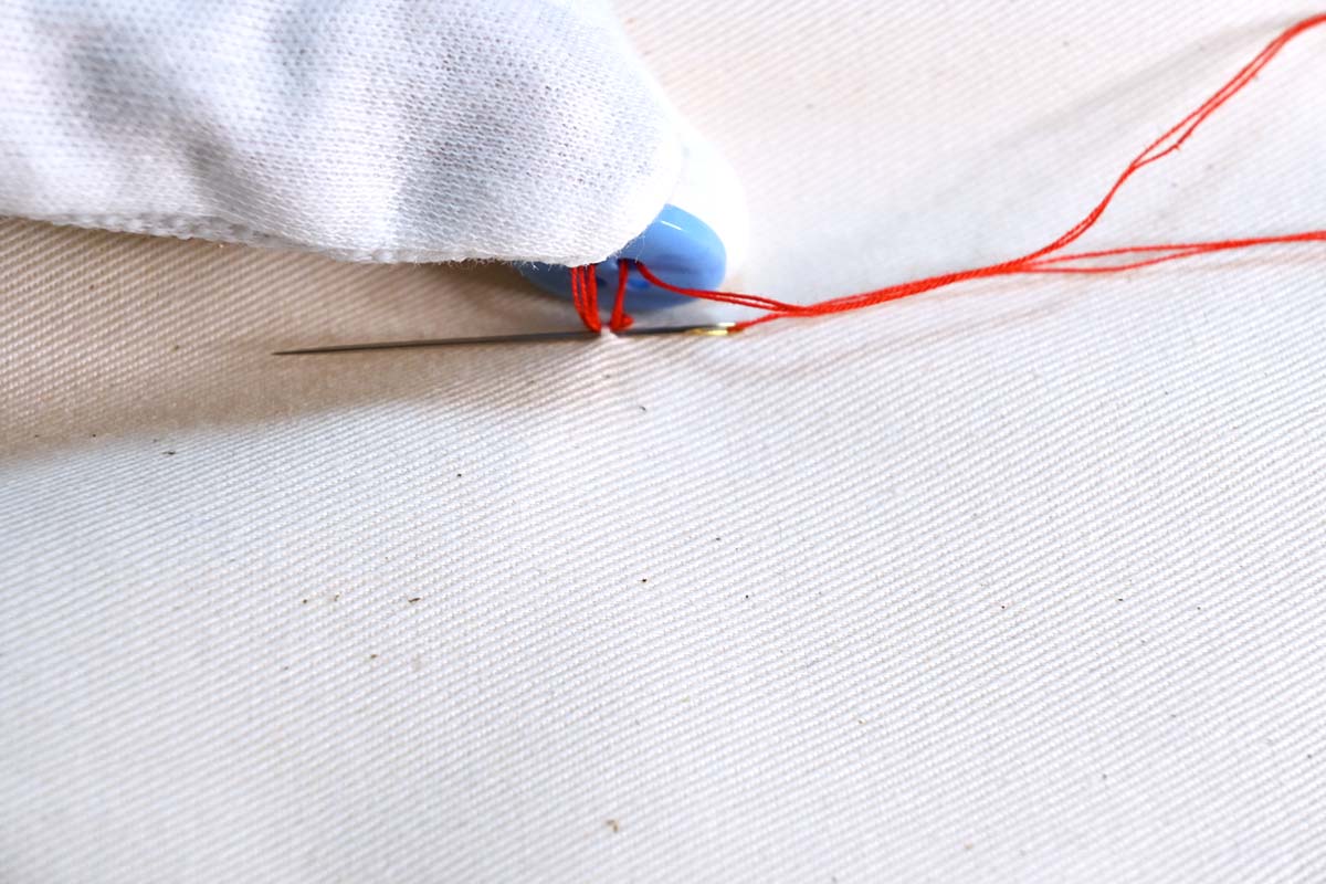 このとき布とボタンの間に親指の爪が入るぐらい。2〜３mm余裕を持たせておく 糸がからまないようにする